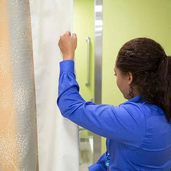 7 Benefits of Using Privacy Curtains in Hospitals and Clinics